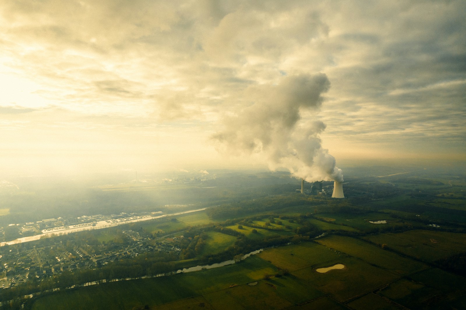 Vue aerienne d un site industriel - illustration anti-drone et securite OIV